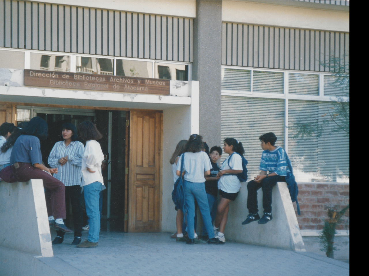 usuarias en el frontis de la biblioteca