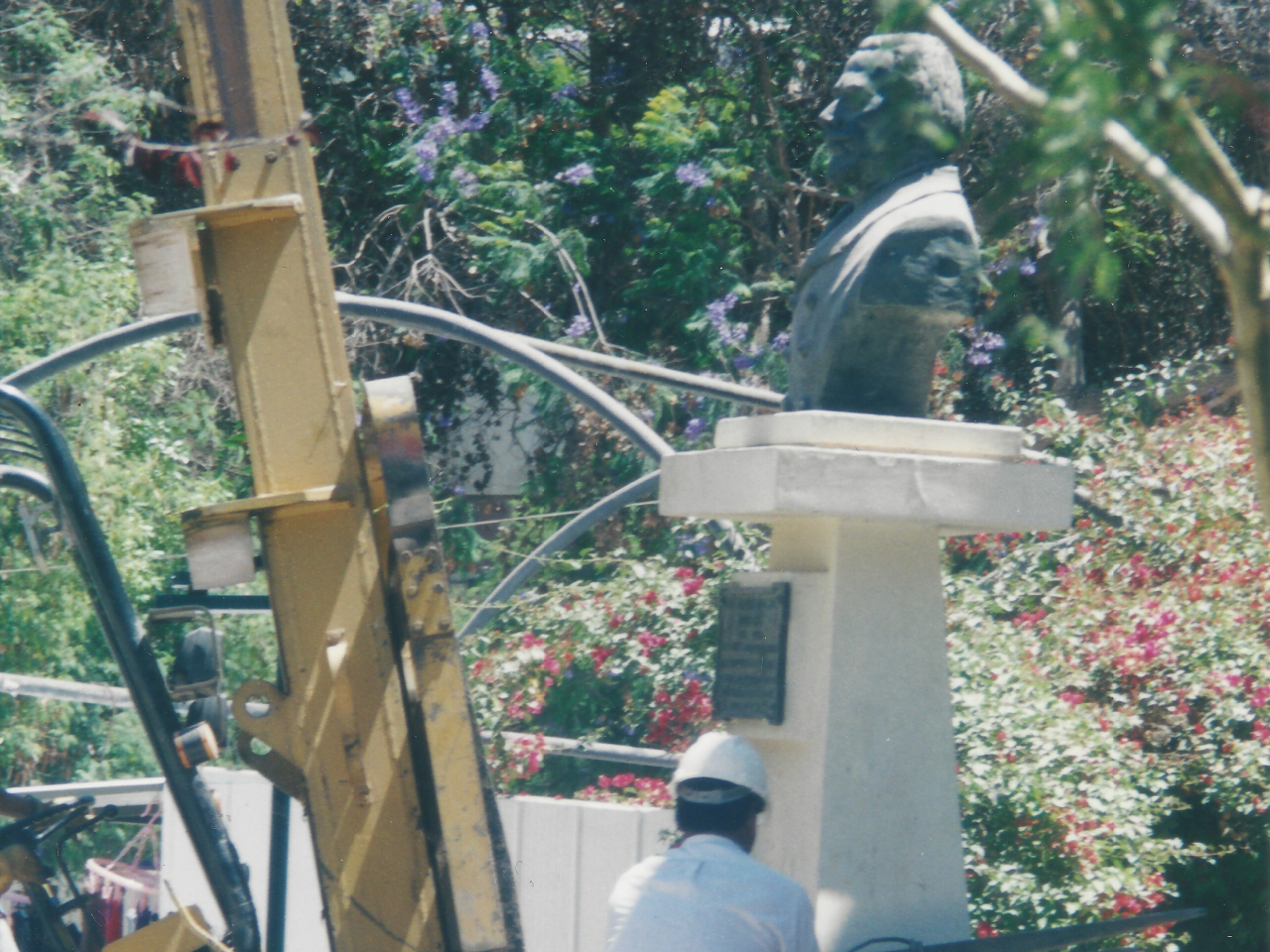 Máquina re-instalando pedestal