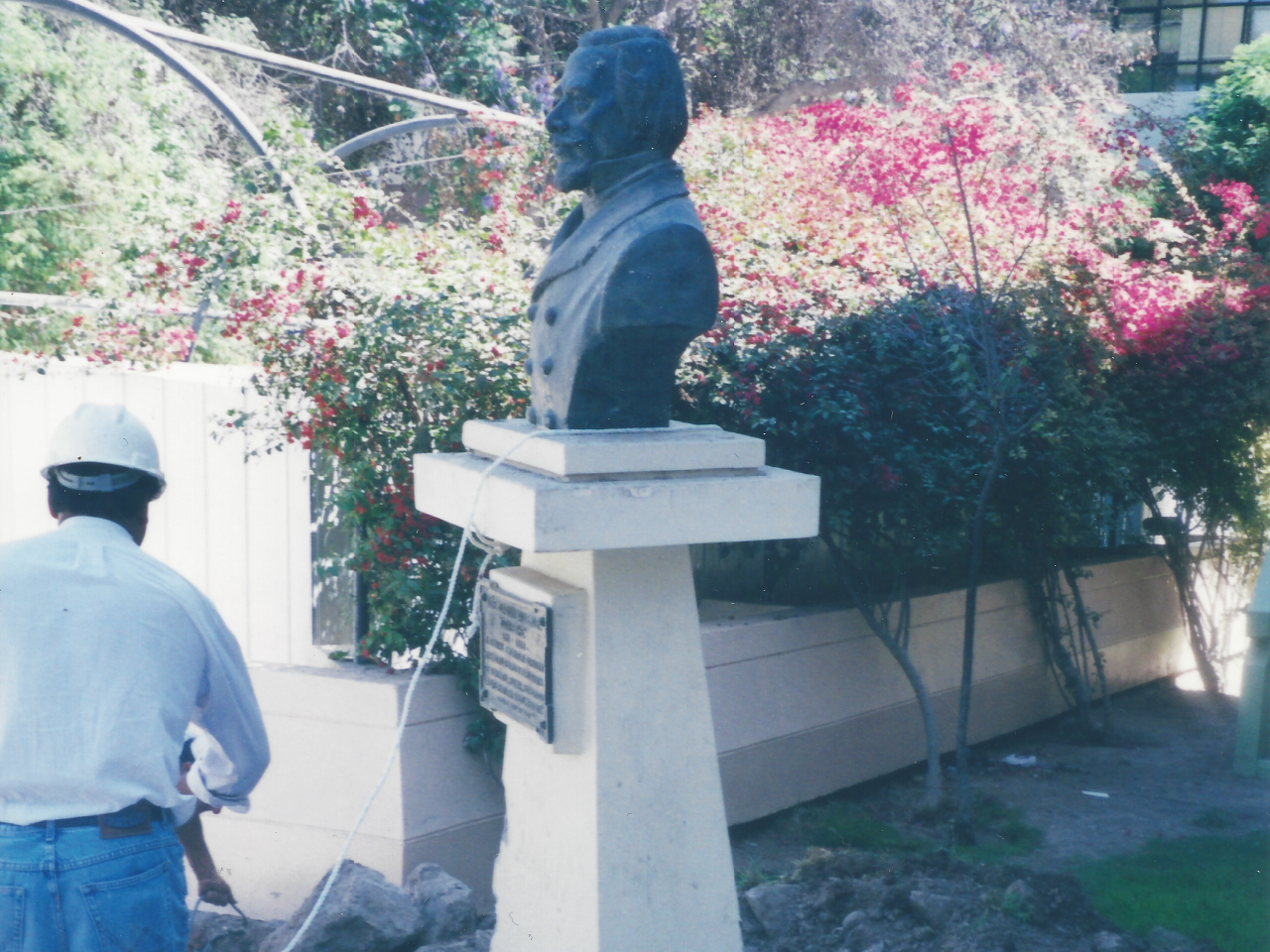 Máquina re-instalando pedestal