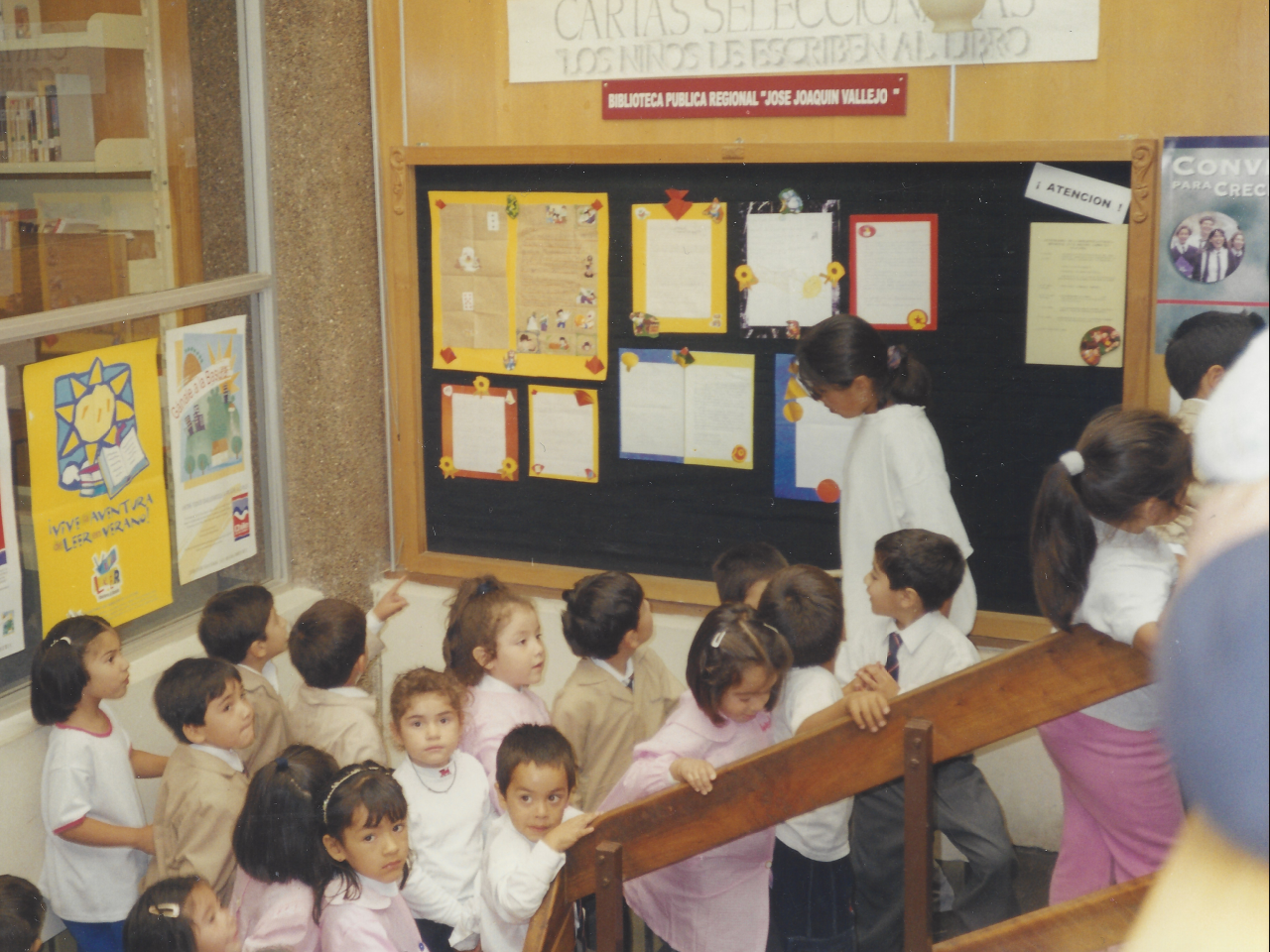 Niños y niñas pre escolares visitando la biblioteca