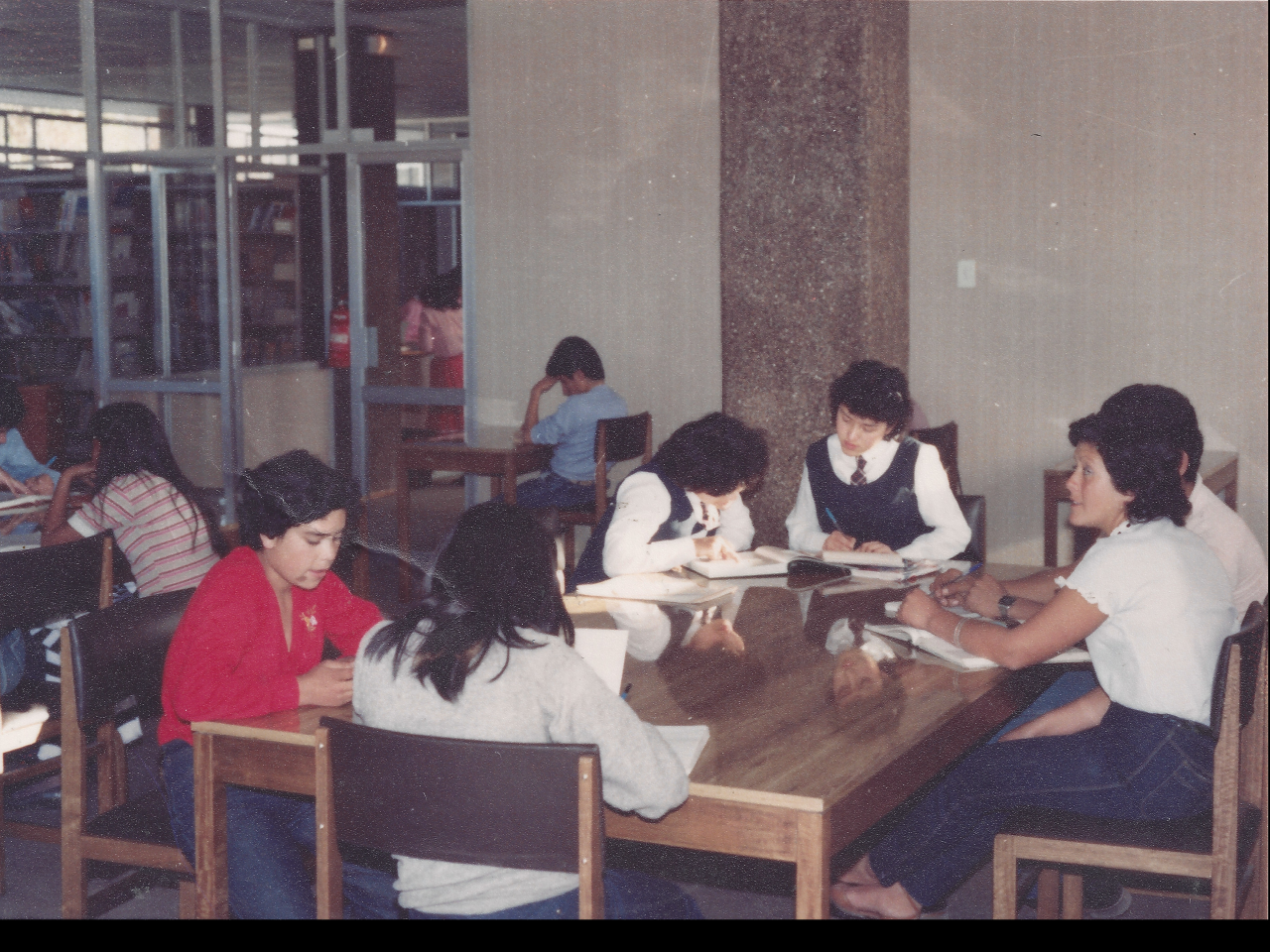 Usuarias en sala de lectura